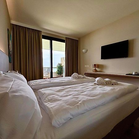 Hotel Aquila D'Oro Desenzano เดเซนซาโนเดลการ์ดา ภายนอก รูปภาพ
