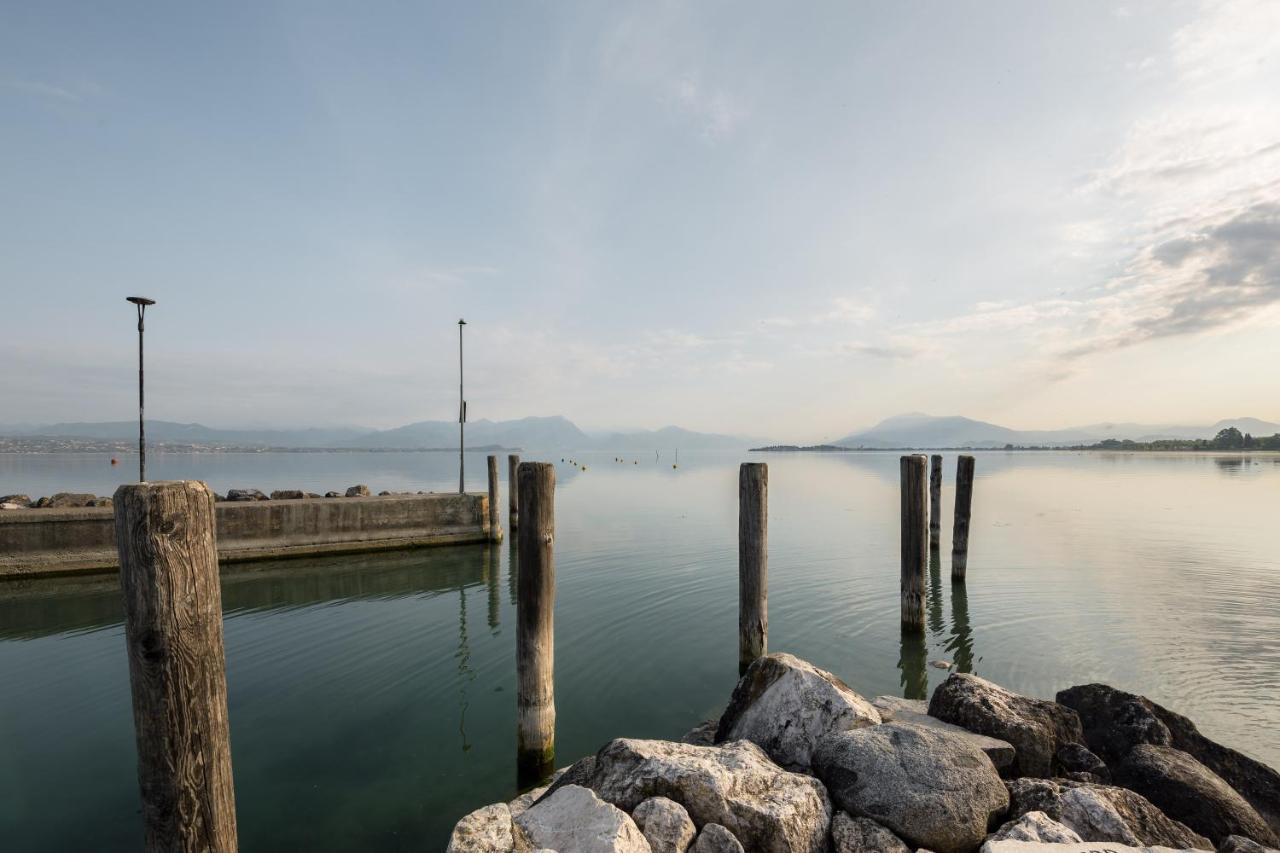 Hotel Aquila D'Oro Desenzano เดเซนซาโนเดลการ์ดา ภายนอก รูปภาพ