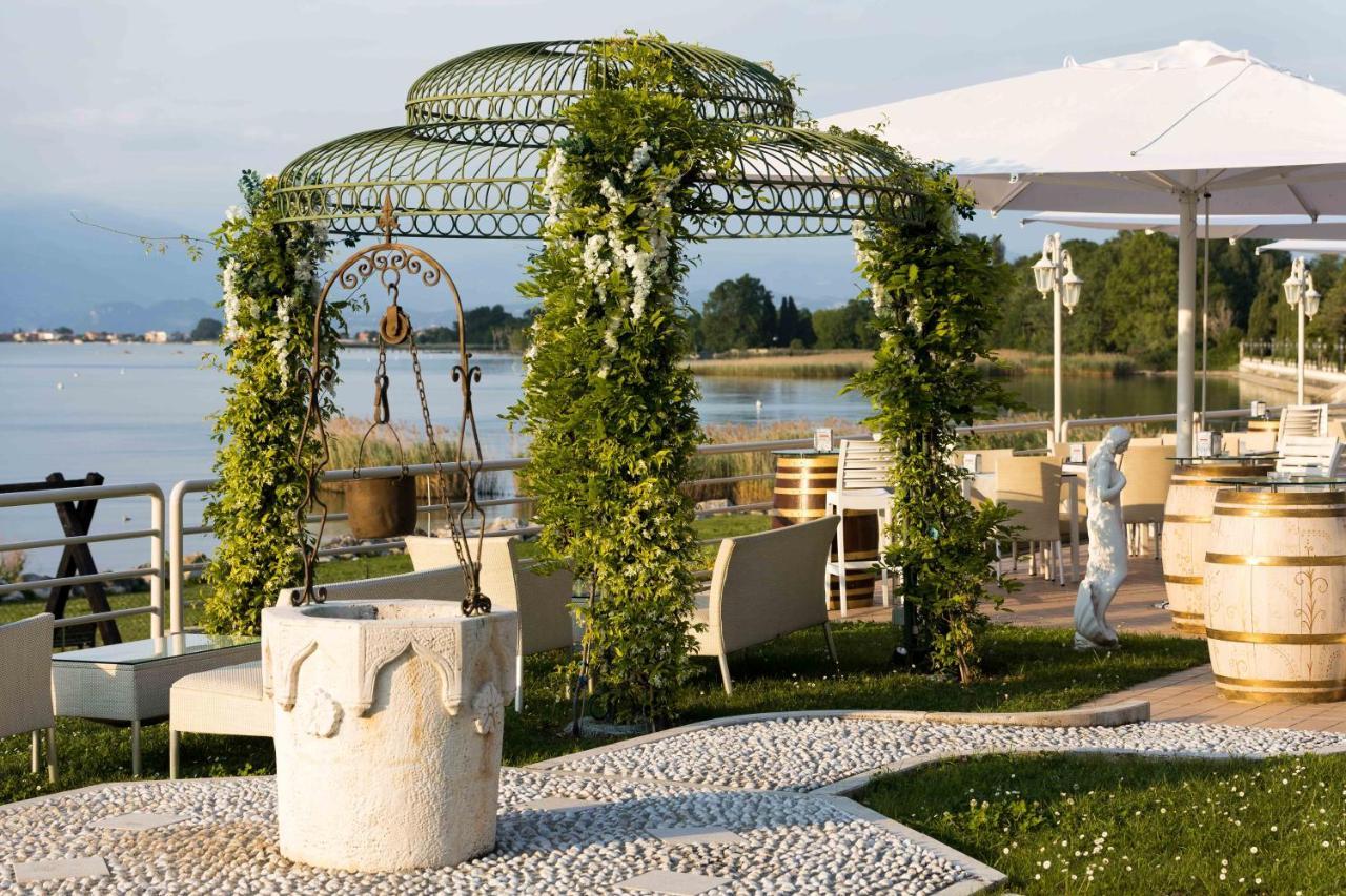 Hotel Aquila D'Oro Desenzano เดเซนซาโนเดลการ์ดา ภายนอก รูปภาพ