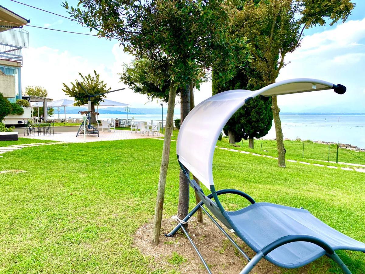 Hotel Aquila D'Oro Desenzano เดเซนซาโนเดลการ์ดา ภายนอก รูปภาพ