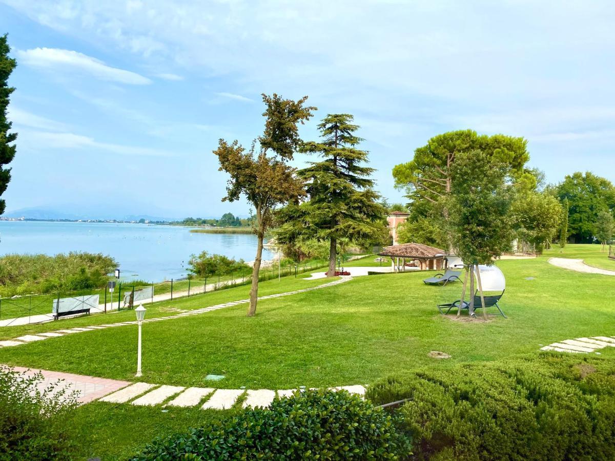 Hotel Aquila D'Oro Desenzano เดเซนซาโนเดลการ์ดา ภายนอก รูปภาพ