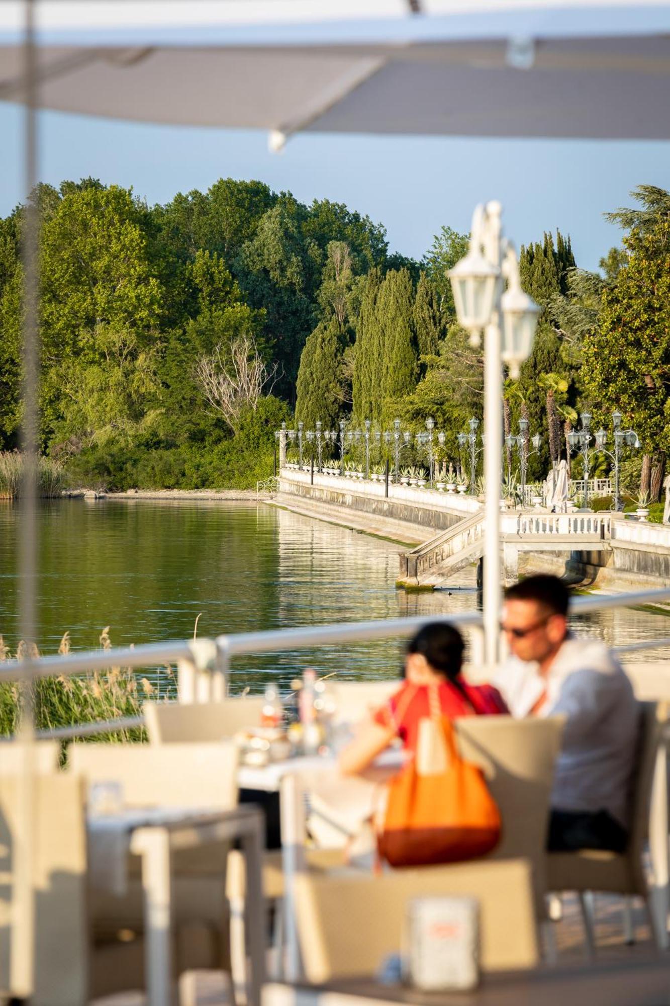 Hotel Aquila D'Oro Desenzano เดเซนซาโนเดลการ์ดา ภายนอก รูปภาพ