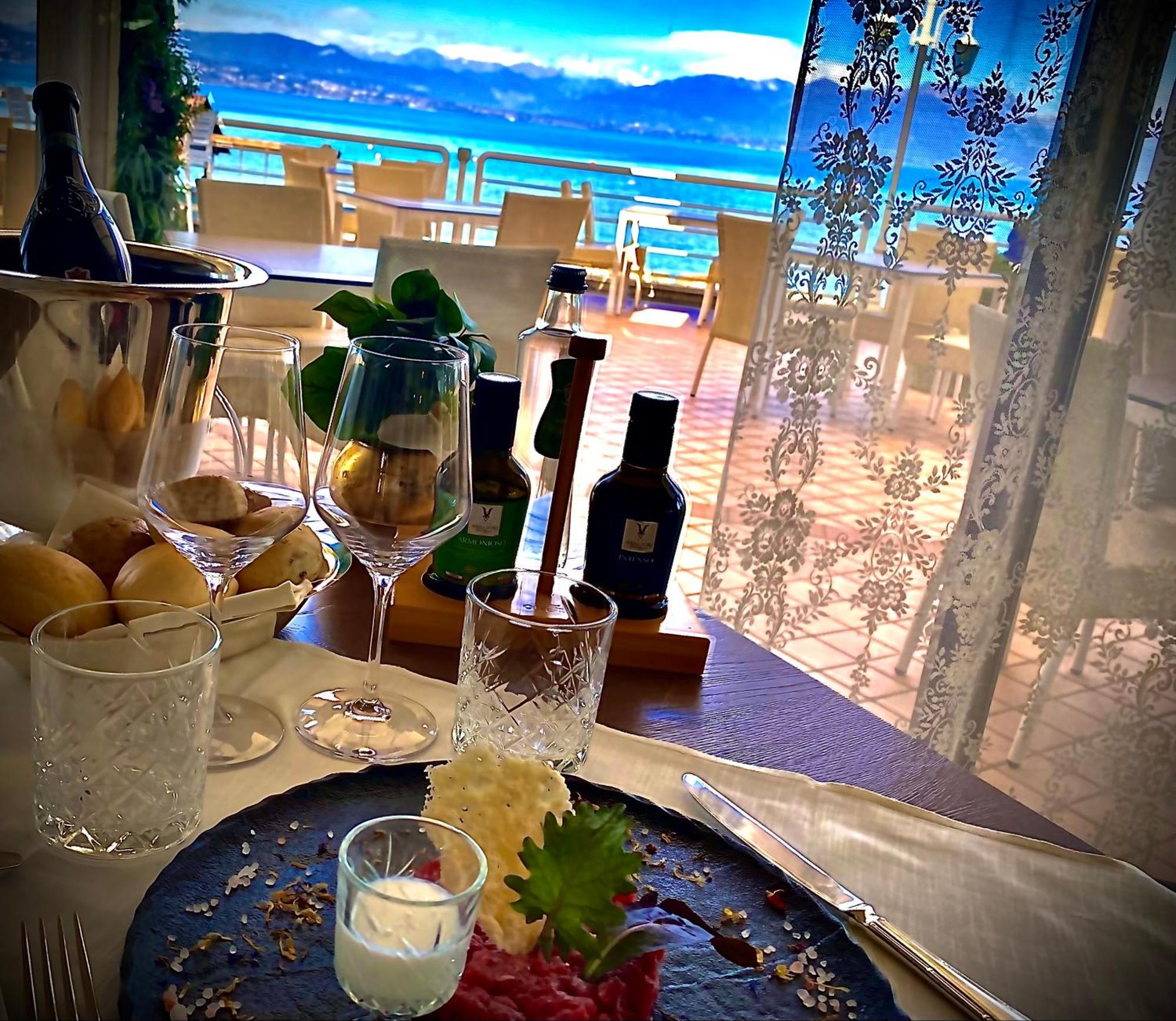 Hotel Aquila D'Oro Desenzano เดเซนซาโนเดลการ์ดา ภายนอก รูปภาพ