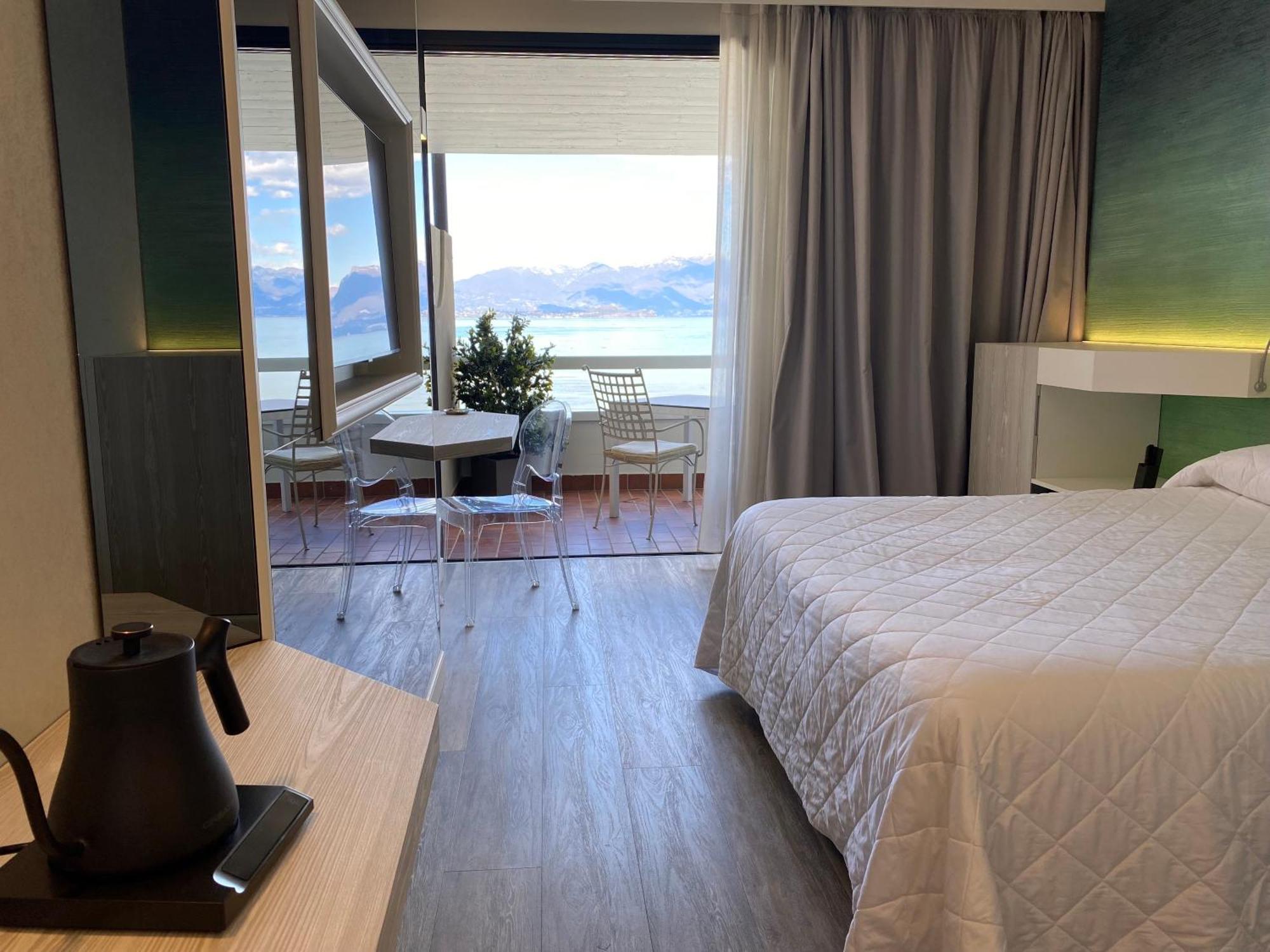 Hotel Aquila D'Oro Desenzano เดเซนซาโนเดลการ์ดา ภายนอก รูปภาพ