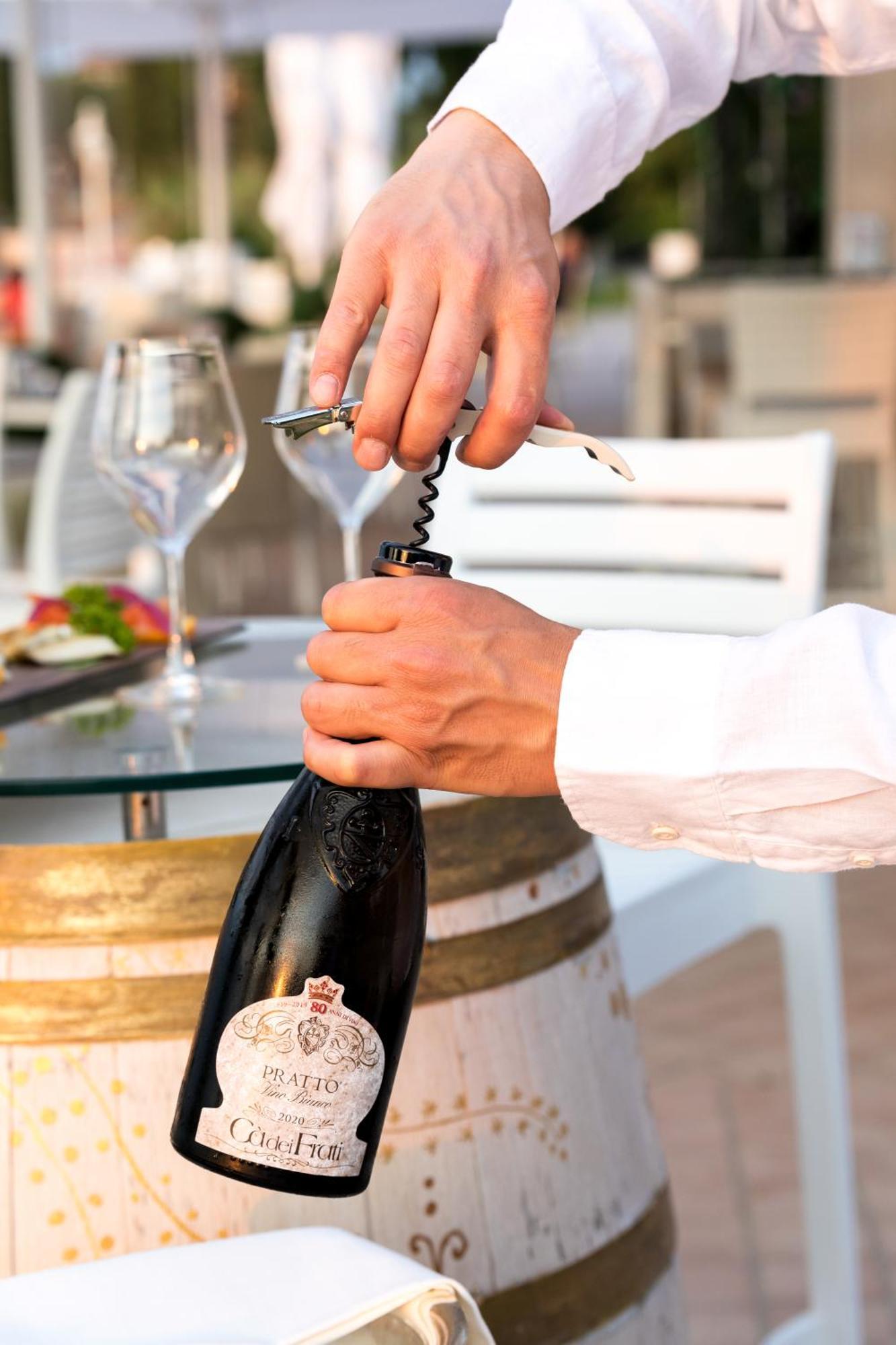 Hotel Aquila D'Oro Desenzano เดเซนซาโนเดลการ์ดา ภายนอก รูปภาพ