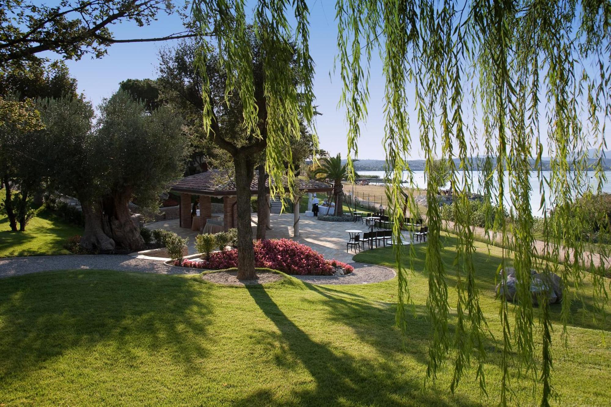 Hotel Aquila D'Oro Desenzano เดเซนซาโนเดลการ์ดา ภายนอก รูปภาพ