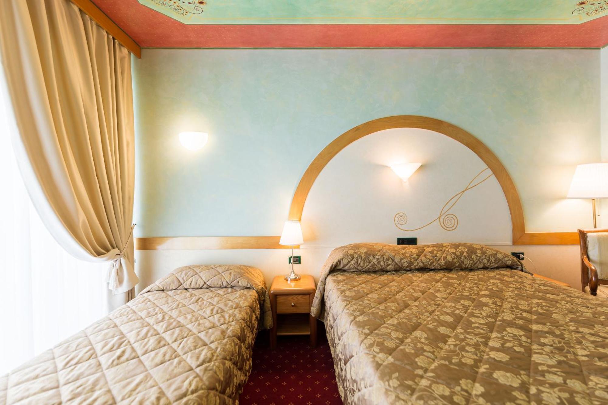 Hotel Aquila D'Oro Desenzano เดเซนซาโนเดลการ์ดา ห้อง รูปภาพ