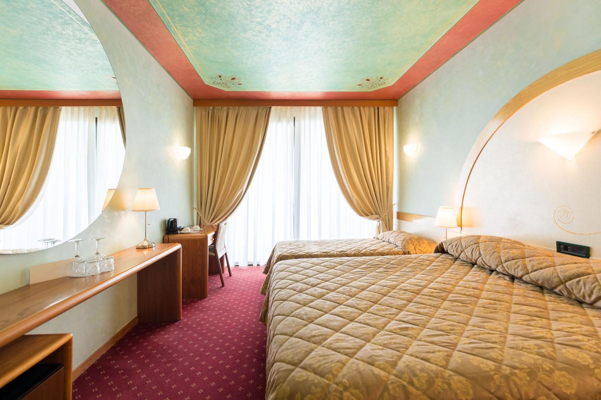 Hotel Aquila D'Oro Desenzano เดเซนซาโนเดลการ์ดา ห้อง รูปภาพ