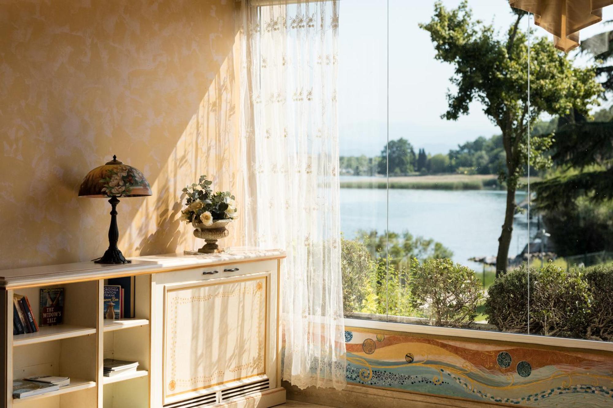 Hotel Aquila D'Oro Desenzano เดเซนซาโนเดลการ์ดา ภายนอก รูปภาพ