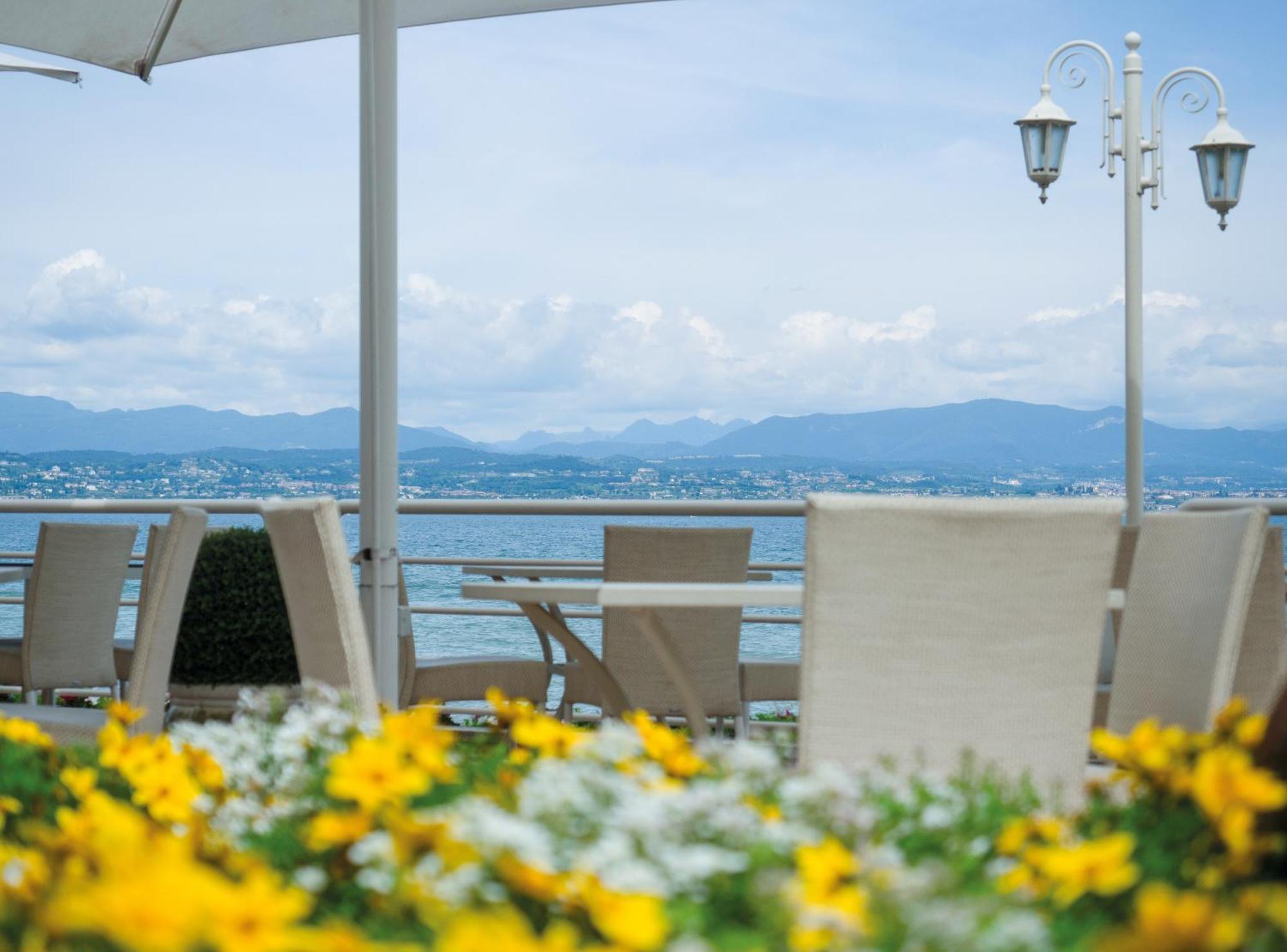 Hotel Aquila D'Oro Desenzano เดเซนซาโนเดลการ์ดา ภายนอก รูปภาพ