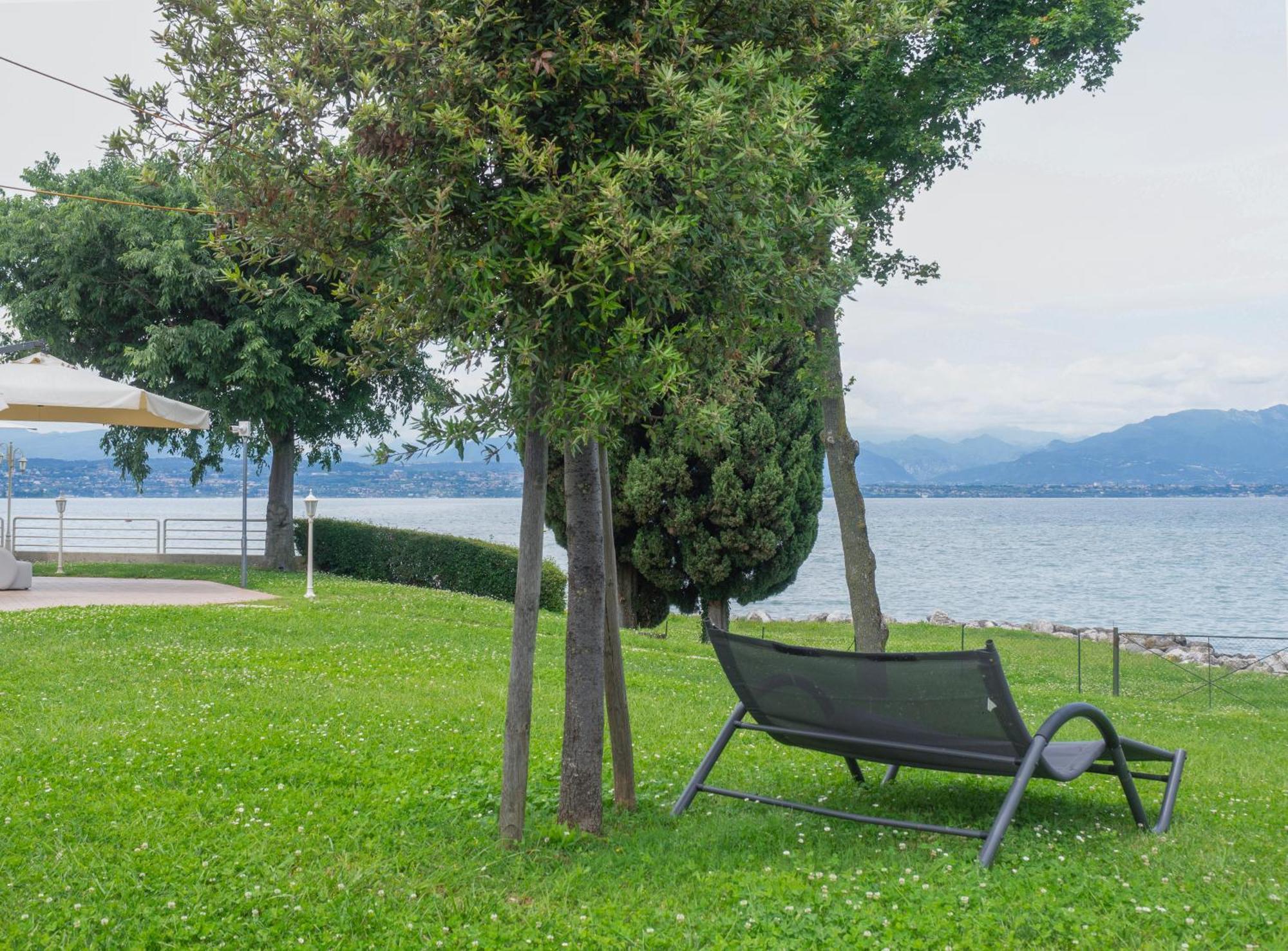 Hotel Aquila D'Oro Desenzano เดเซนซาโนเดลการ์ดา ภายนอก รูปภาพ