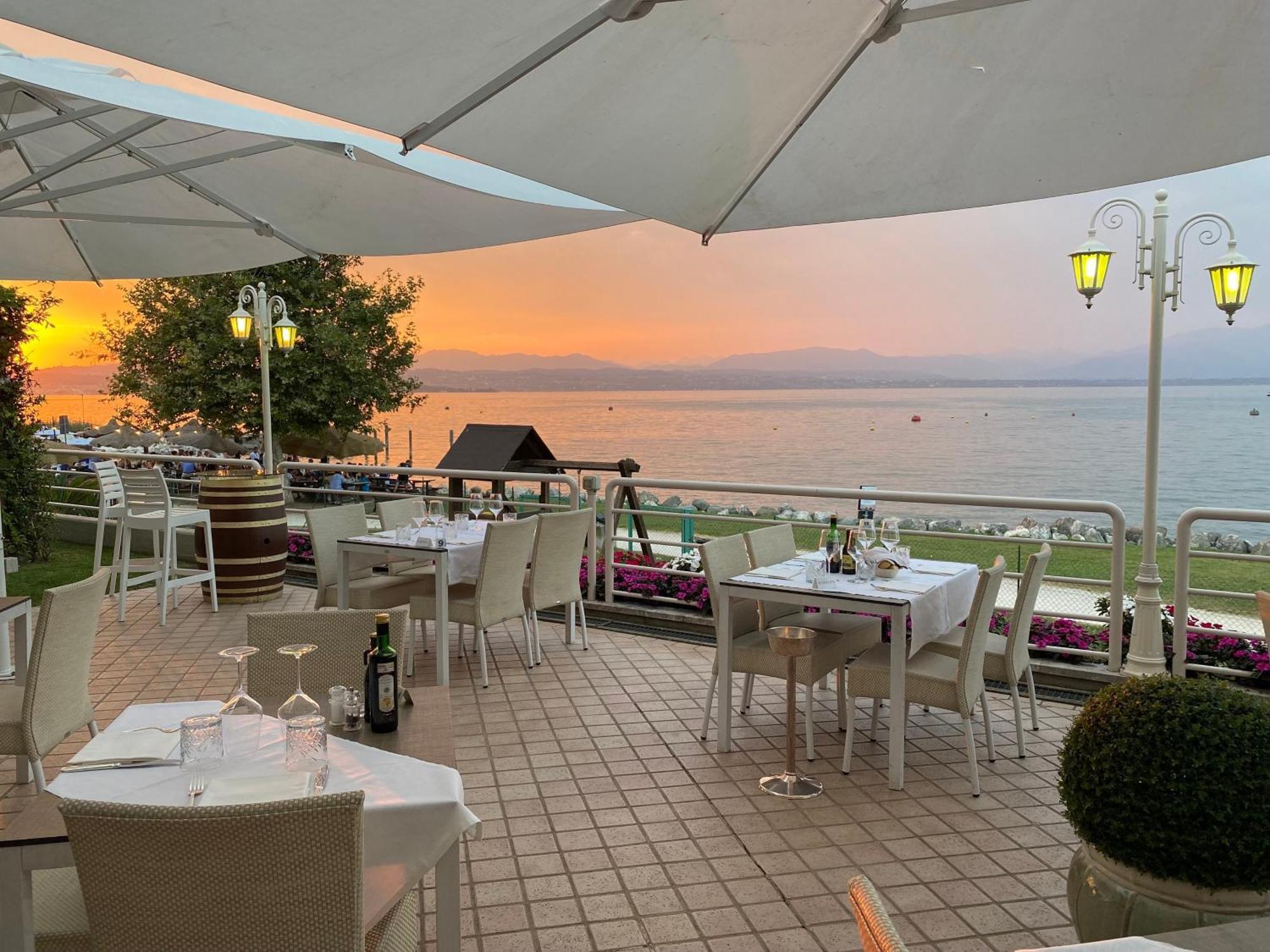 Hotel Aquila D'Oro Desenzano เดเซนซาโนเดลการ์ดา ภายนอก รูปภาพ