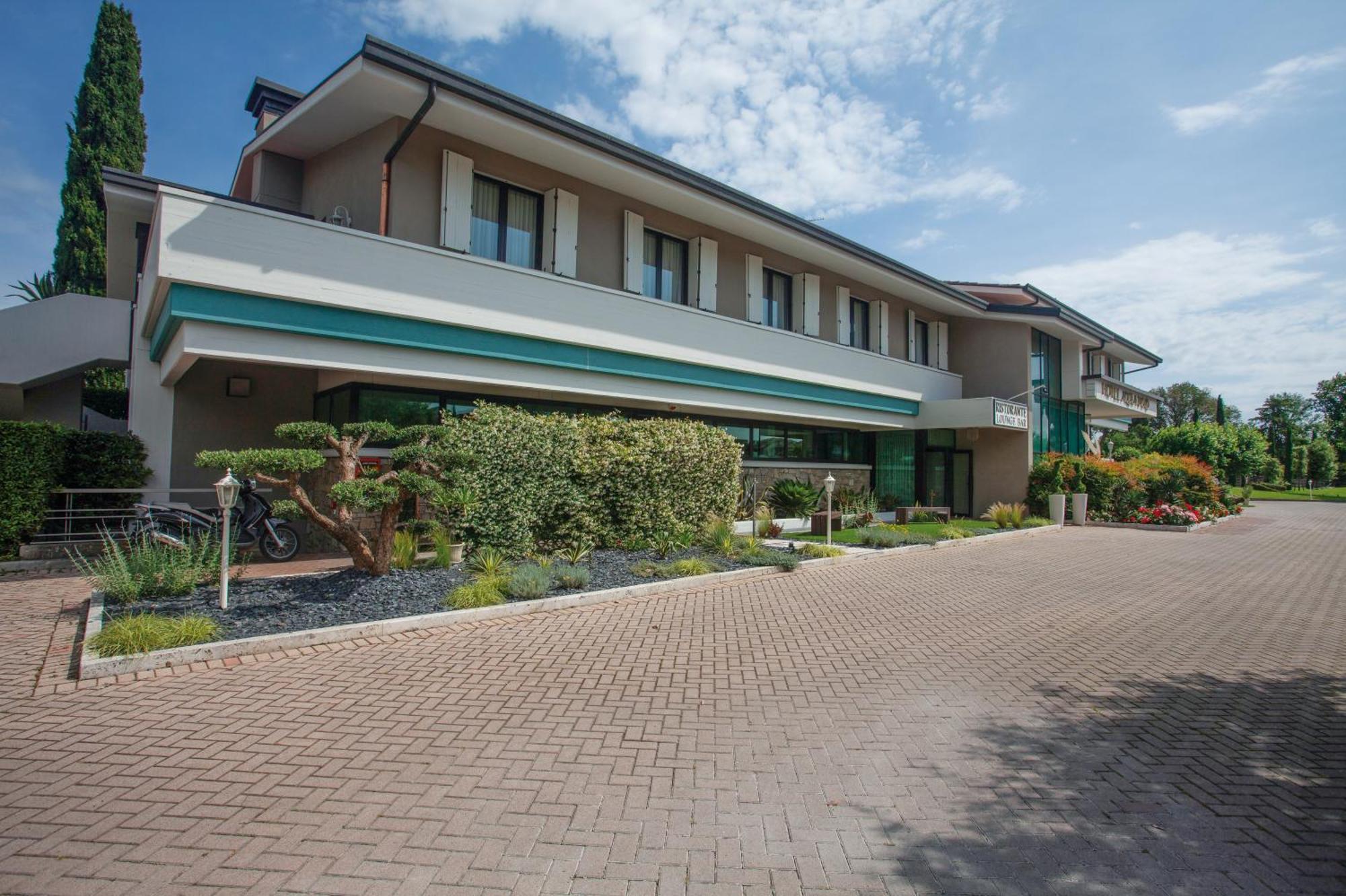 Hotel Aquila D'Oro Desenzano เดเซนซาโนเดลการ์ดา ภายนอก รูปภาพ