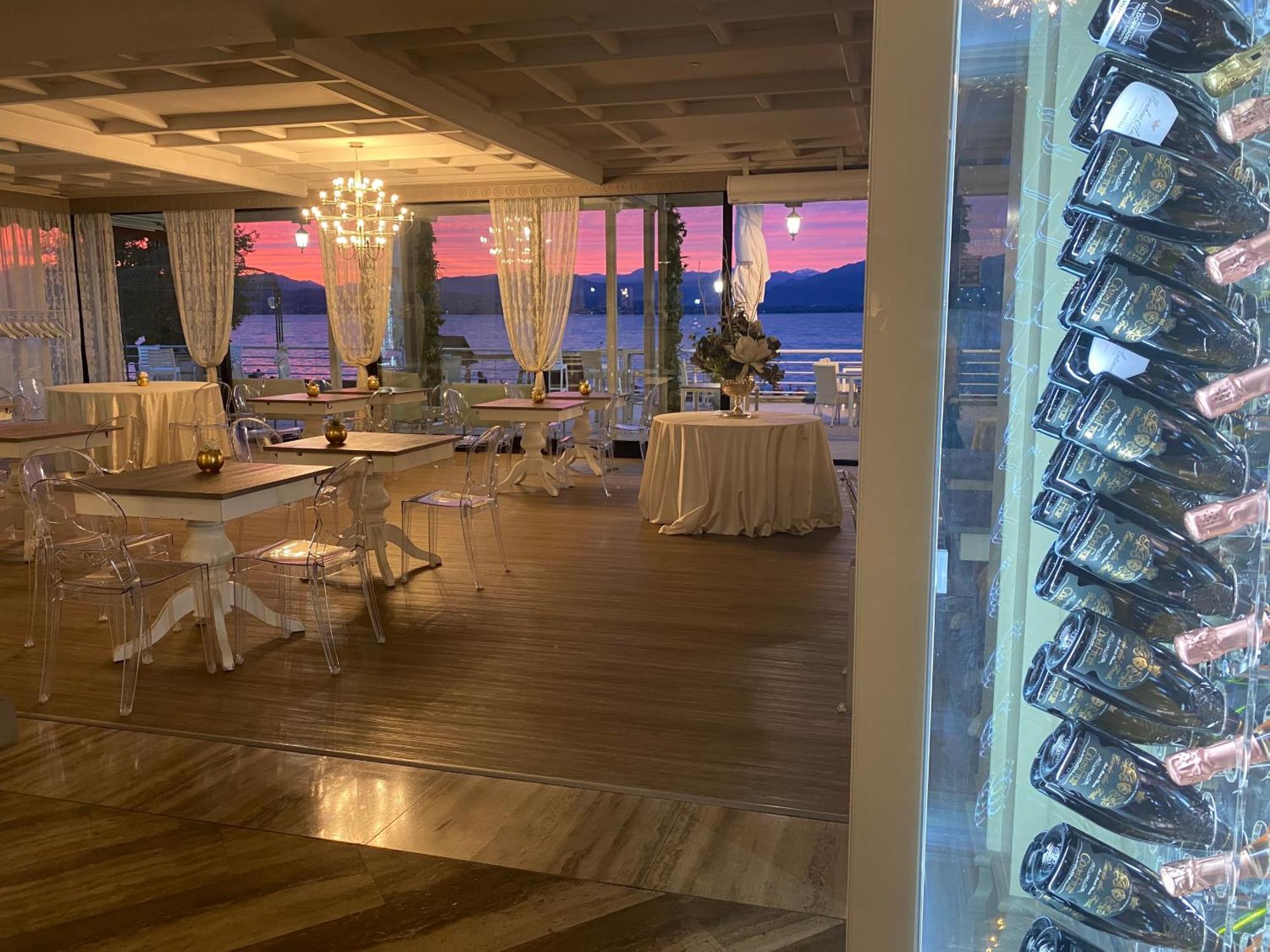 Hotel Aquila D'Oro Desenzano เดเซนซาโนเดลการ์ดา ภายนอก รูปภาพ