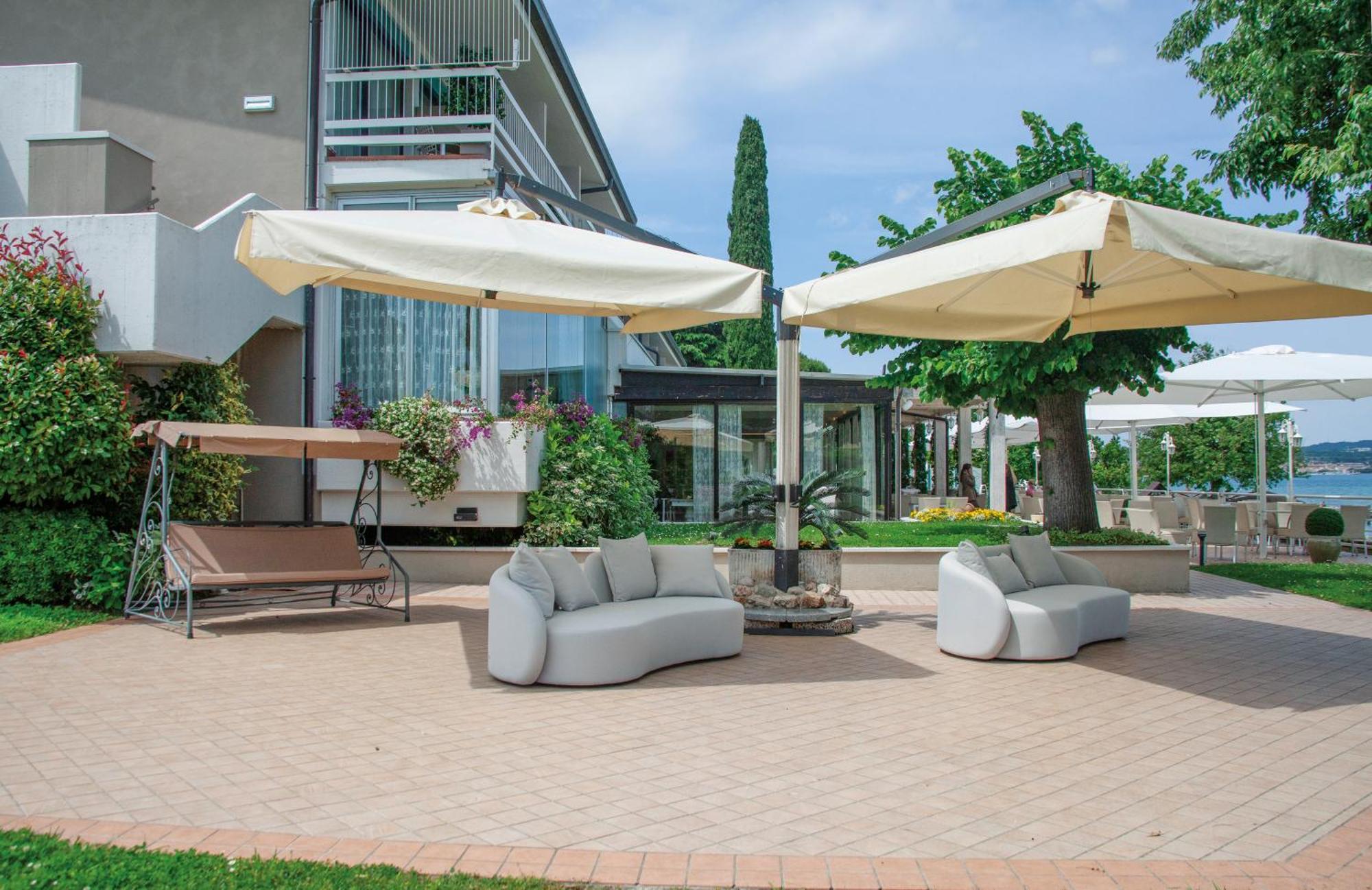 Hotel Aquila D'Oro Desenzano เดเซนซาโนเดลการ์ดา ภายนอก รูปภาพ