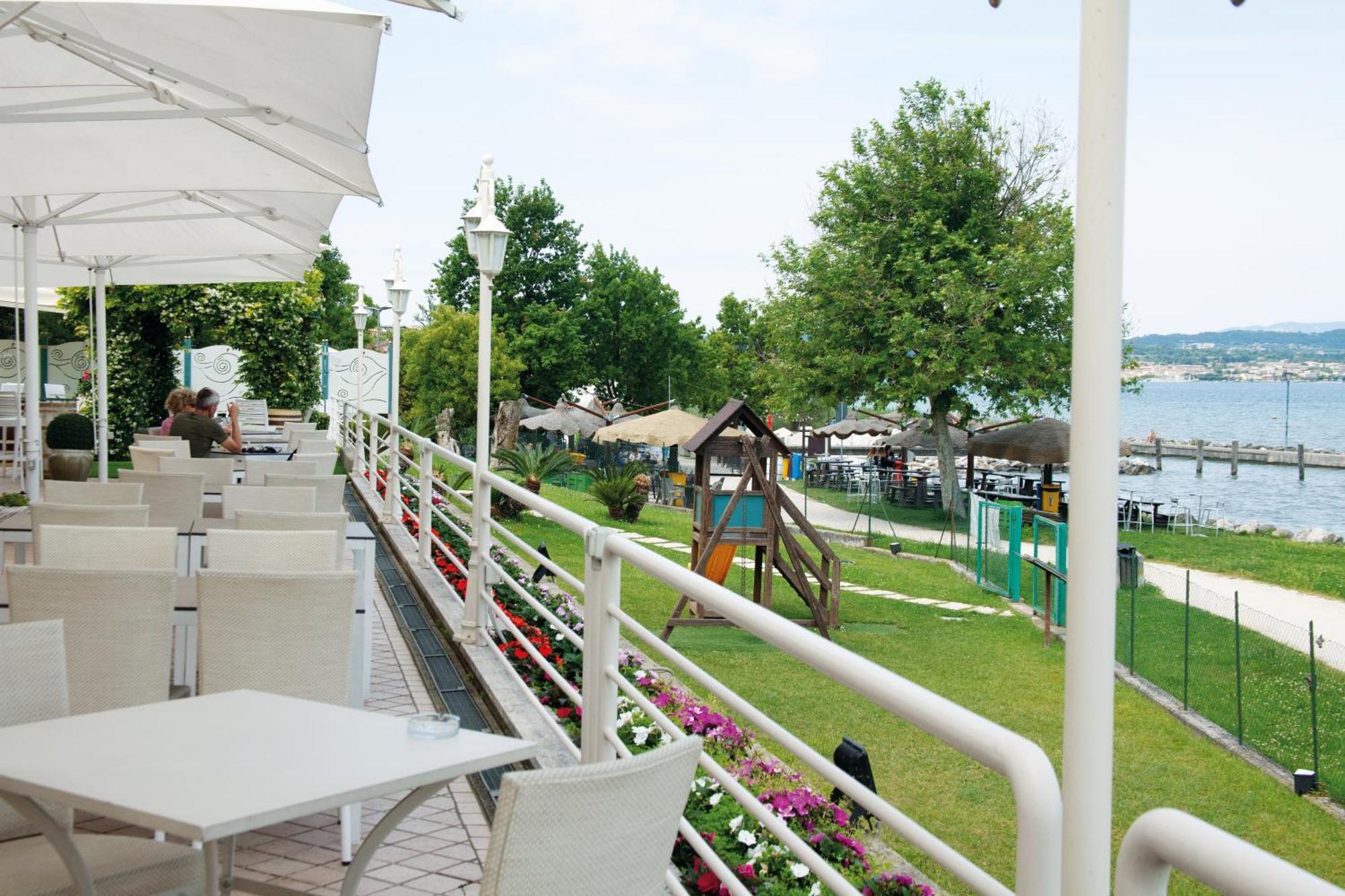 Hotel Aquila D'Oro Desenzano เดเซนซาโนเดลการ์ดา ภายนอก รูปภาพ