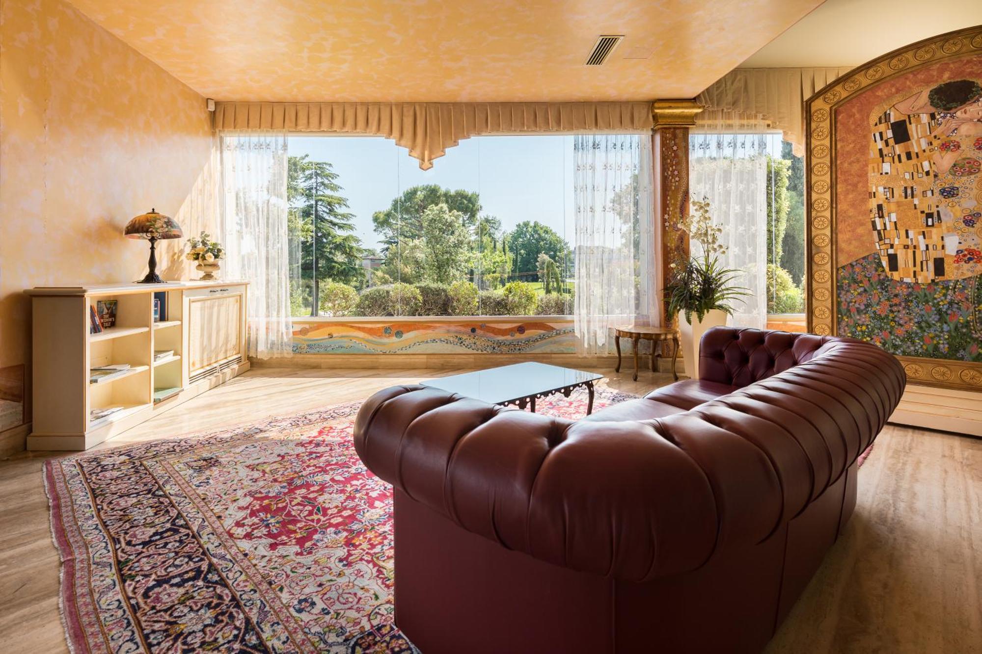 Hotel Aquila D'Oro Desenzano เดเซนซาโนเดลการ์ดา ภายนอก รูปภาพ