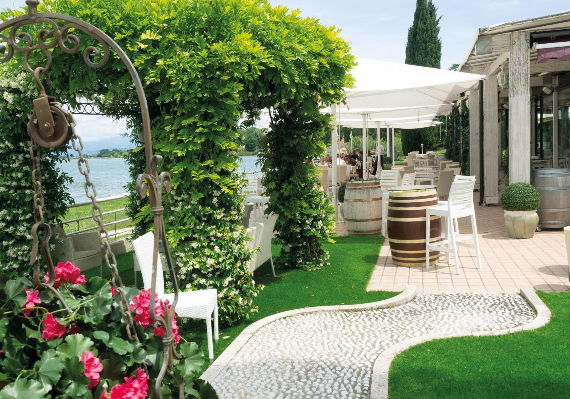 Hotel Aquila D'Oro Desenzano เดเซนซาโนเดลการ์ดา ภายนอก รูปภาพ