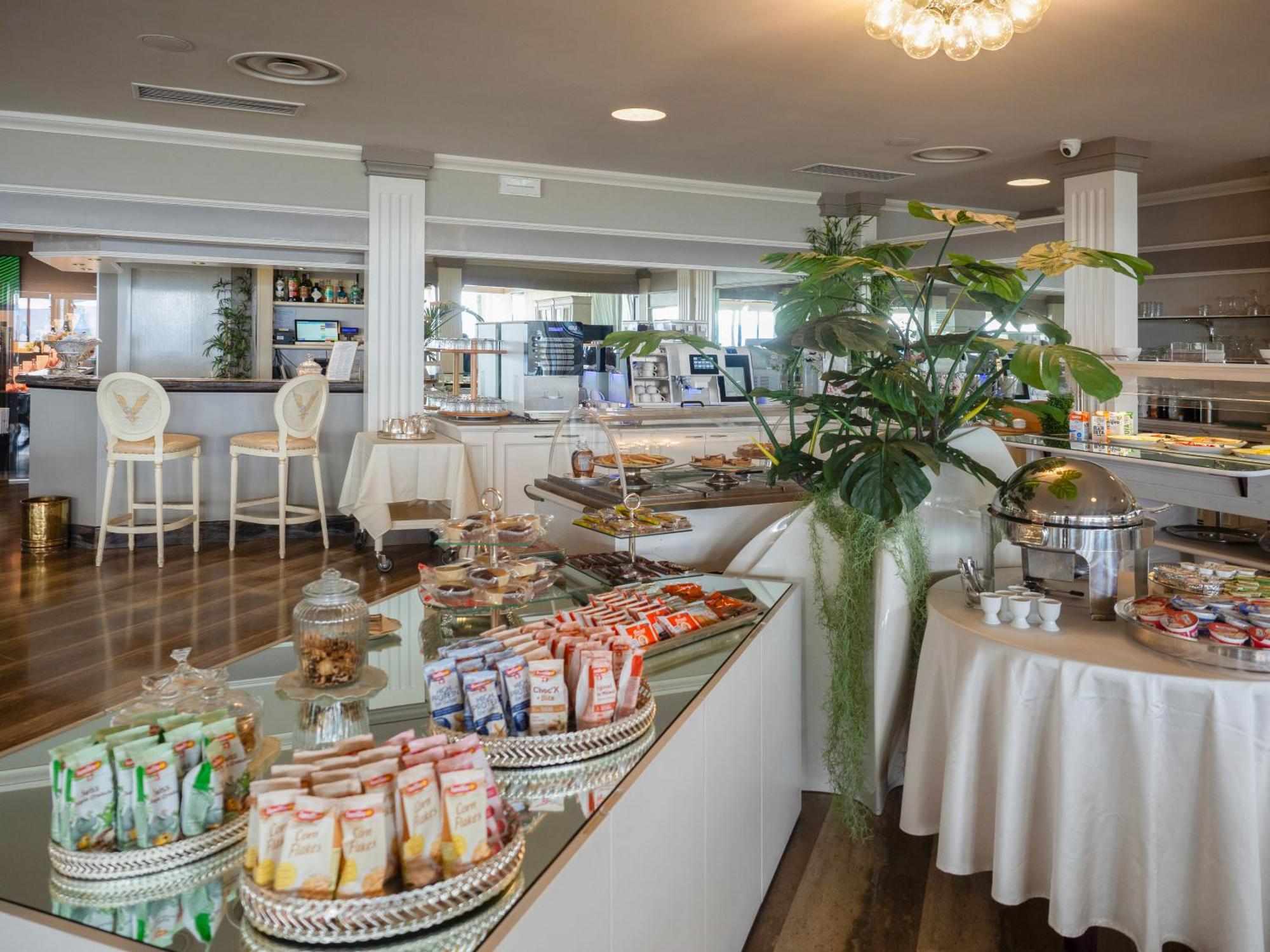 Hotel Aquila D'Oro Desenzano เดเซนซาโนเดลการ์ดา ภายนอก รูปภาพ