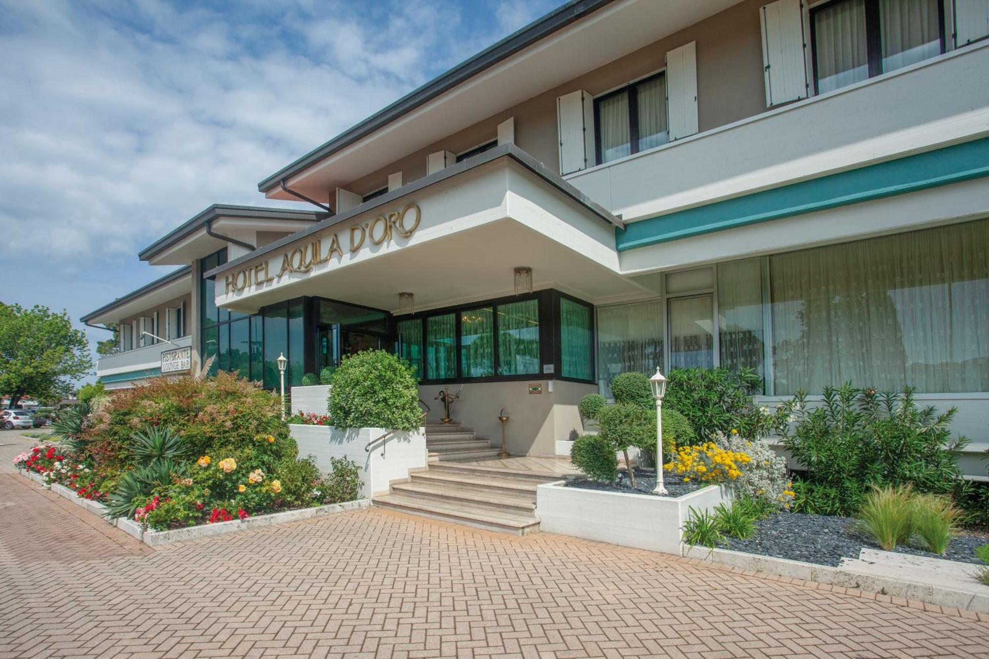 Hotel Aquila D'Oro Desenzano เดเซนซาโนเดลการ์ดา ภายนอก รูปภาพ