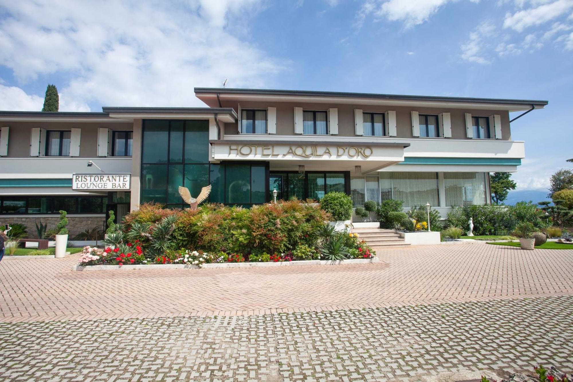 Hotel Aquila D'Oro Desenzano เดเซนซาโนเดลการ์ดา ภายนอก รูปภาพ