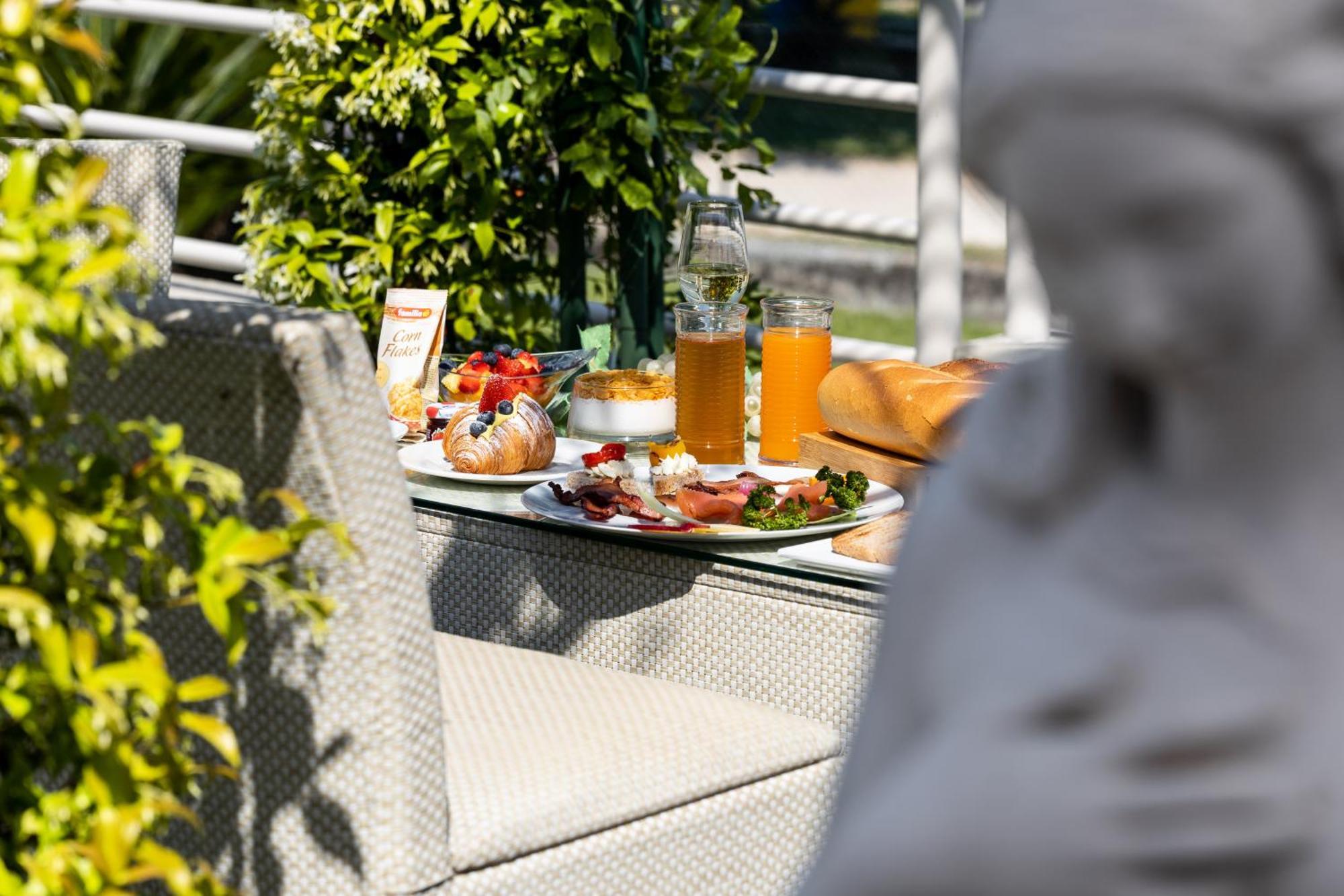 Hotel Aquila D'Oro Desenzano เดเซนซาโนเดลการ์ดา ภายนอก รูปภาพ