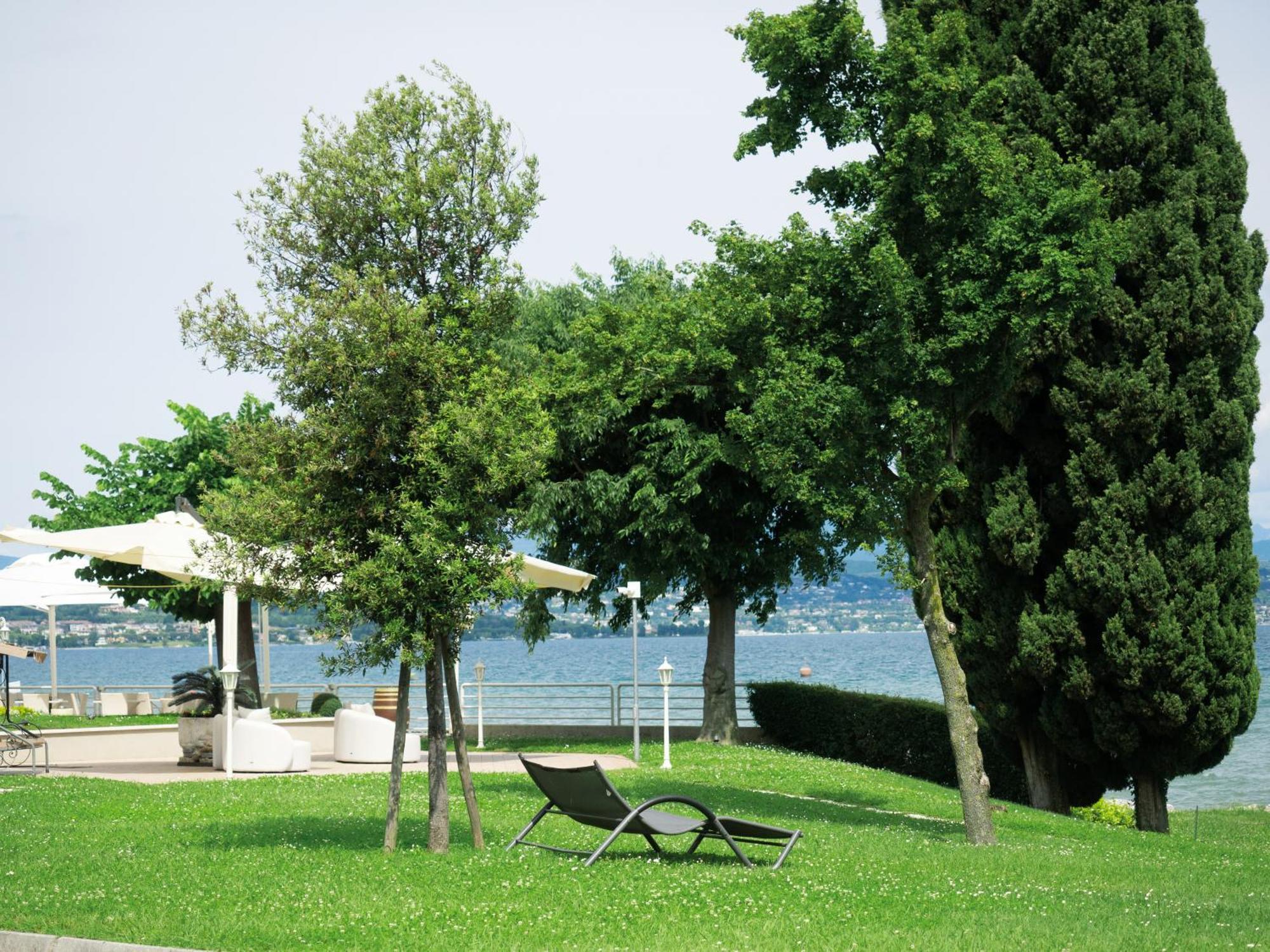 Hotel Aquila D'Oro Desenzano เดเซนซาโนเดลการ์ดา ภายนอก รูปภาพ
