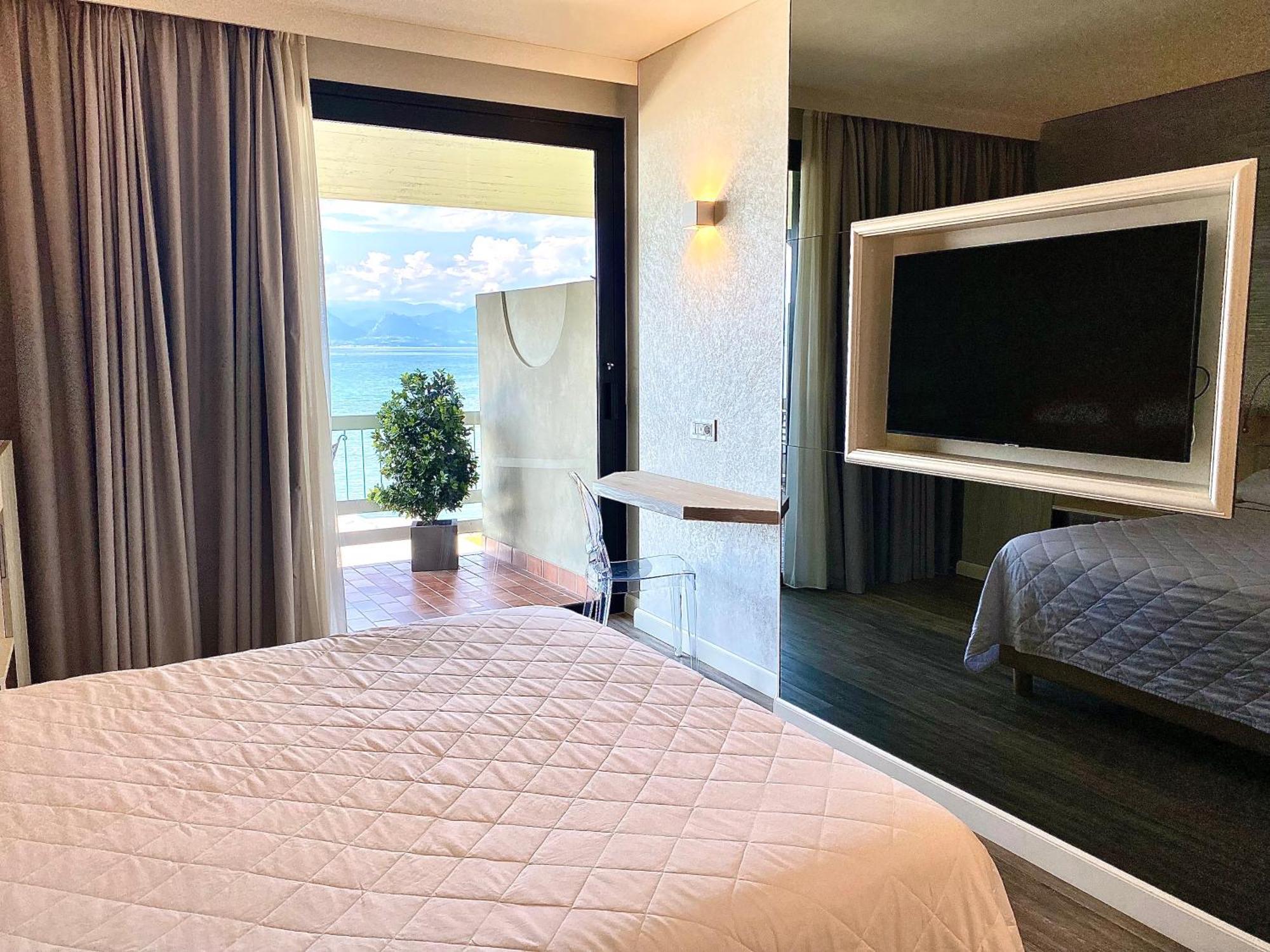 Hotel Aquila D'Oro Desenzano เดเซนซาโนเดลการ์ดา ภายนอก รูปภาพ