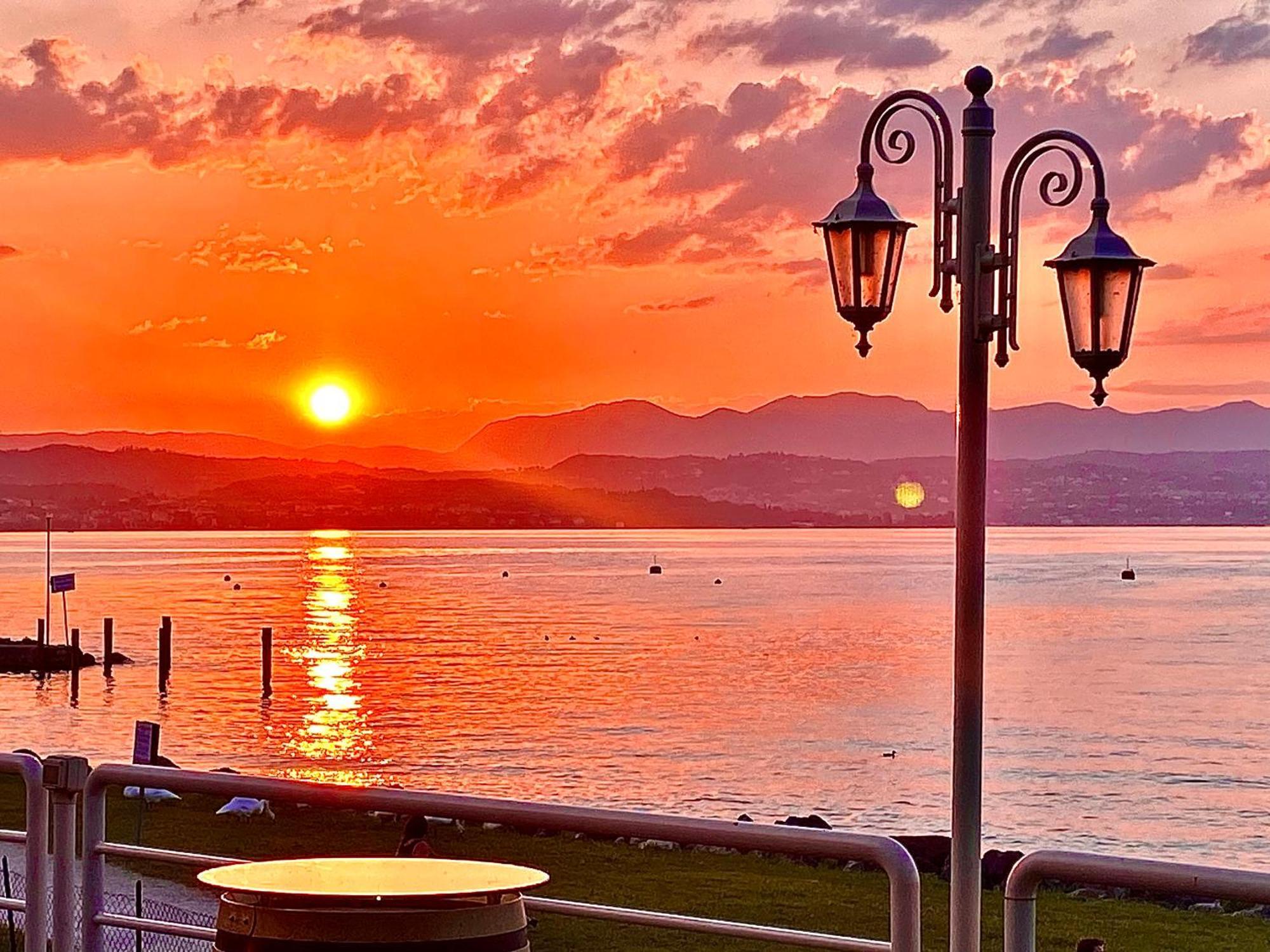 Hotel Aquila D'Oro Desenzano เดเซนซาโนเดลการ์ดา ภายนอก รูปภาพ