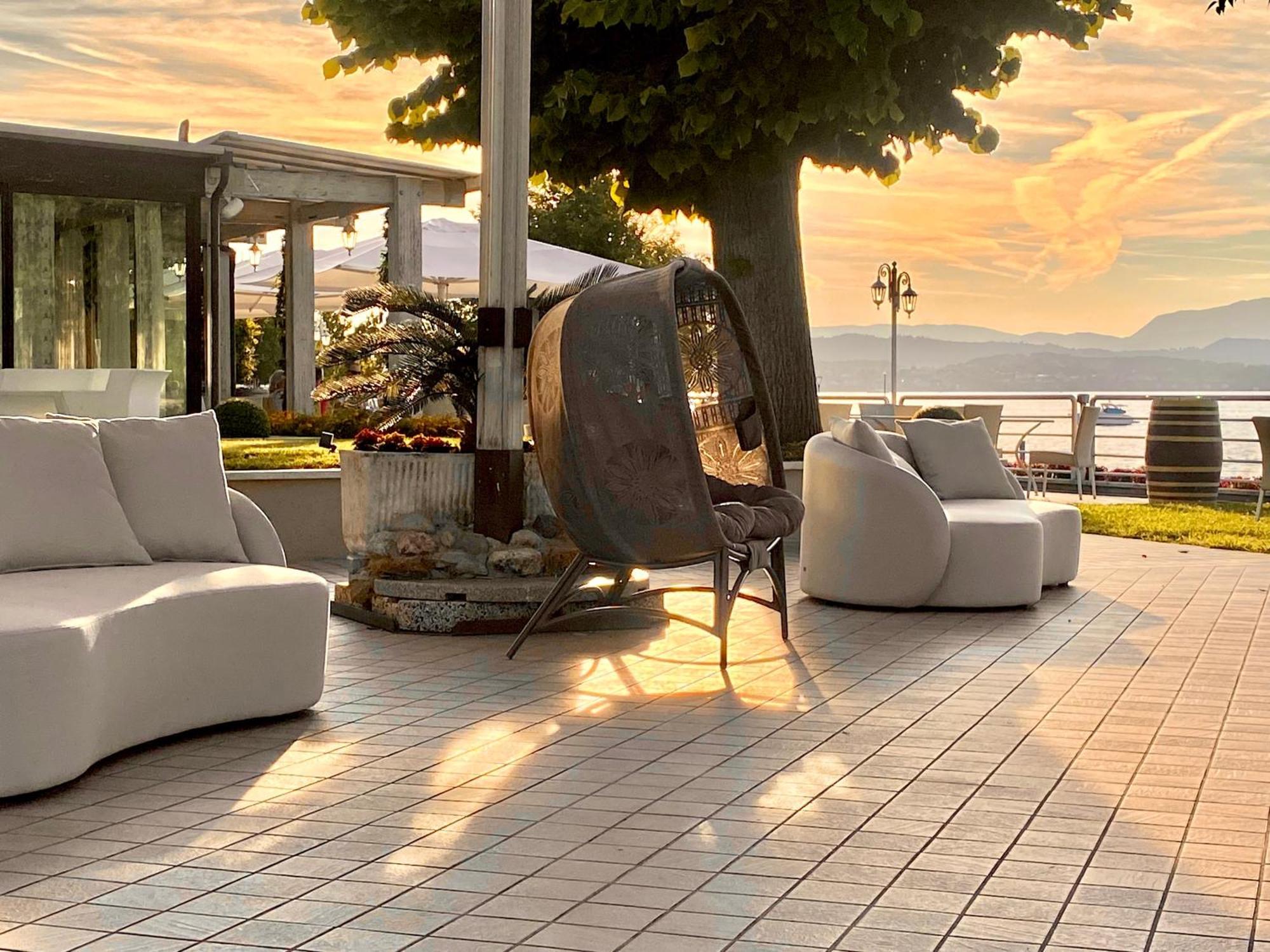 Hotel Aquila D'Oro Desenzano เดเซนซาโนเดลการ์ดา ภายนอก รูปภาพ