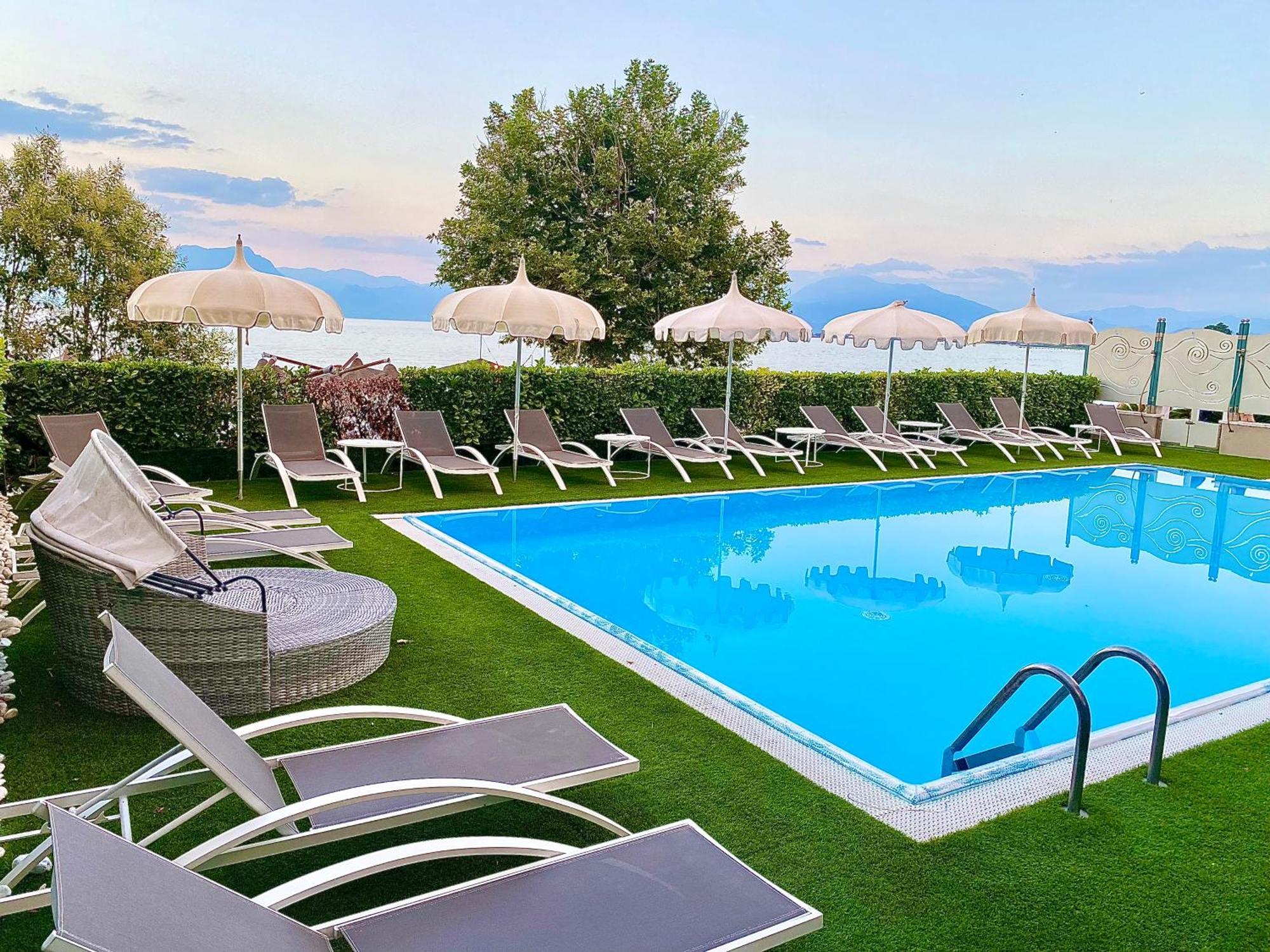 Hotel Aquila D'Oro Desenzano เดเซนซาโนเดลการ์ดา ภายนอก รูปภาพ