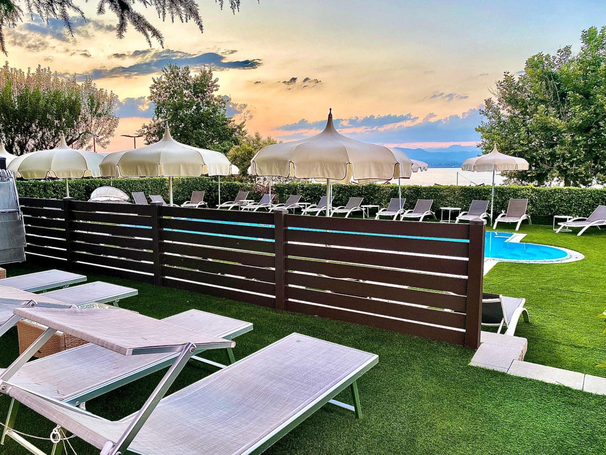 Hotel Aquila D'Oro Desenzano เดเซนซาโนเดลการ์ดา ภายนอก รูปภาพ