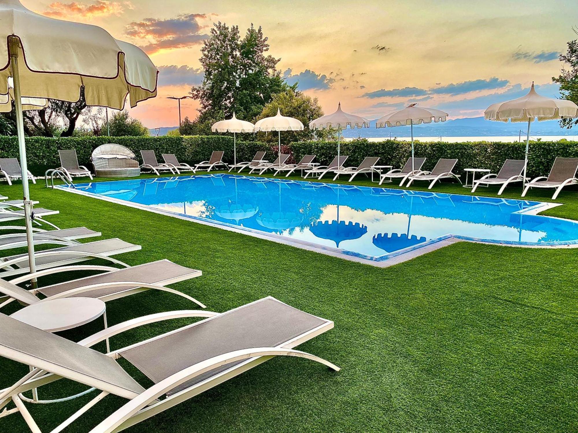 Hotel Aquila D'Oro Desenzano เดเซนซาโนเดลการ์ดา ภายนอก รูปภาพ