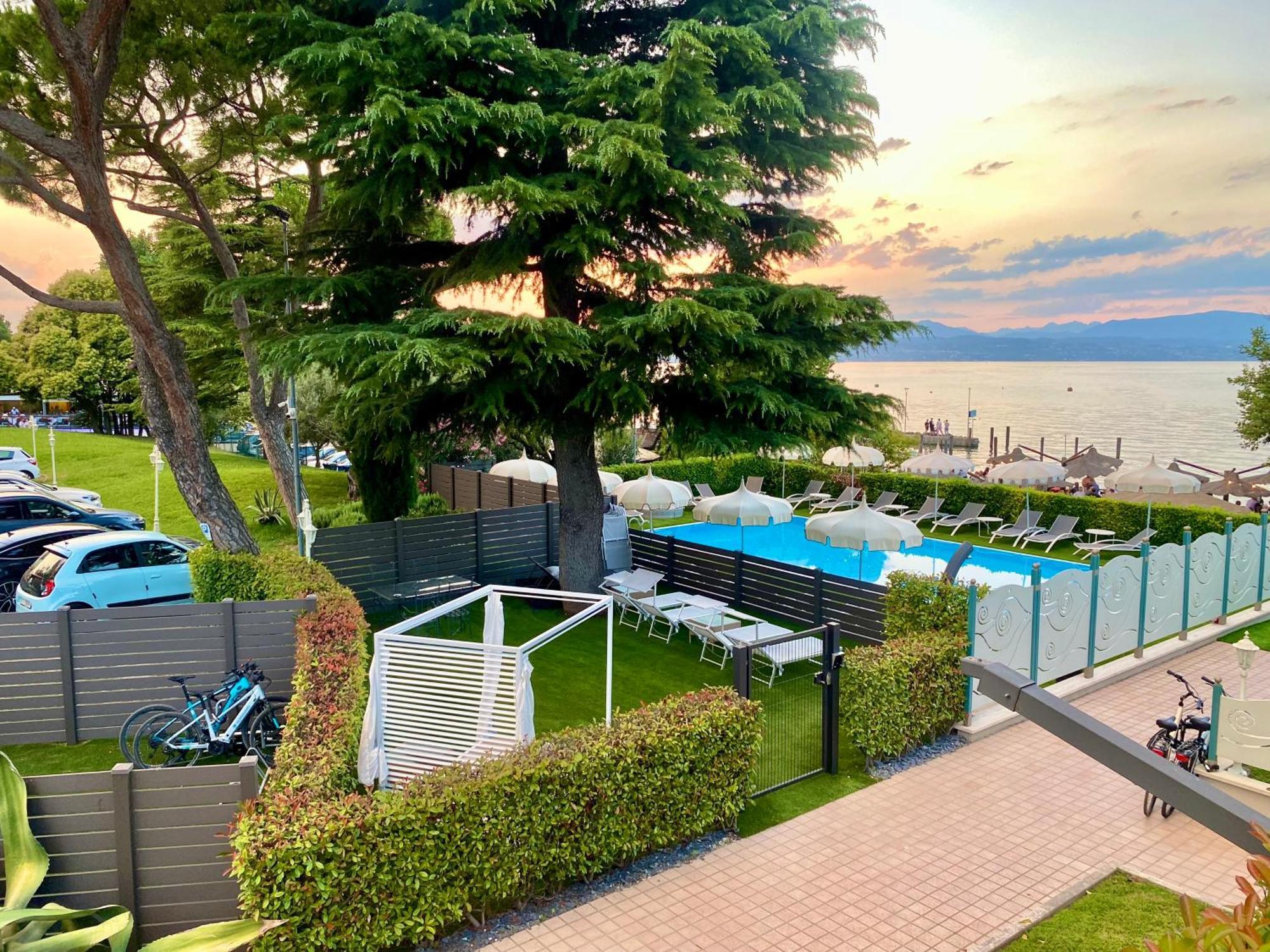 Hotel Aquila D'Oro Desenzano เดเซนซาโนเดลการ์ดา ภายนอก รูปภาพ