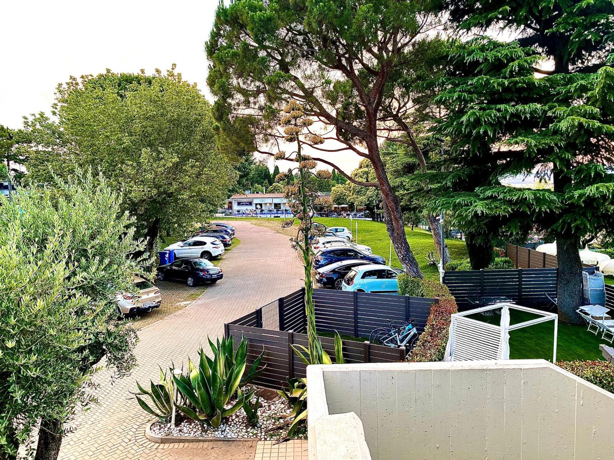 Hotel Aquila D'Oro Desenzano เดเซนซาโนเดลการ์ดา ภายนอก รูปภาพ