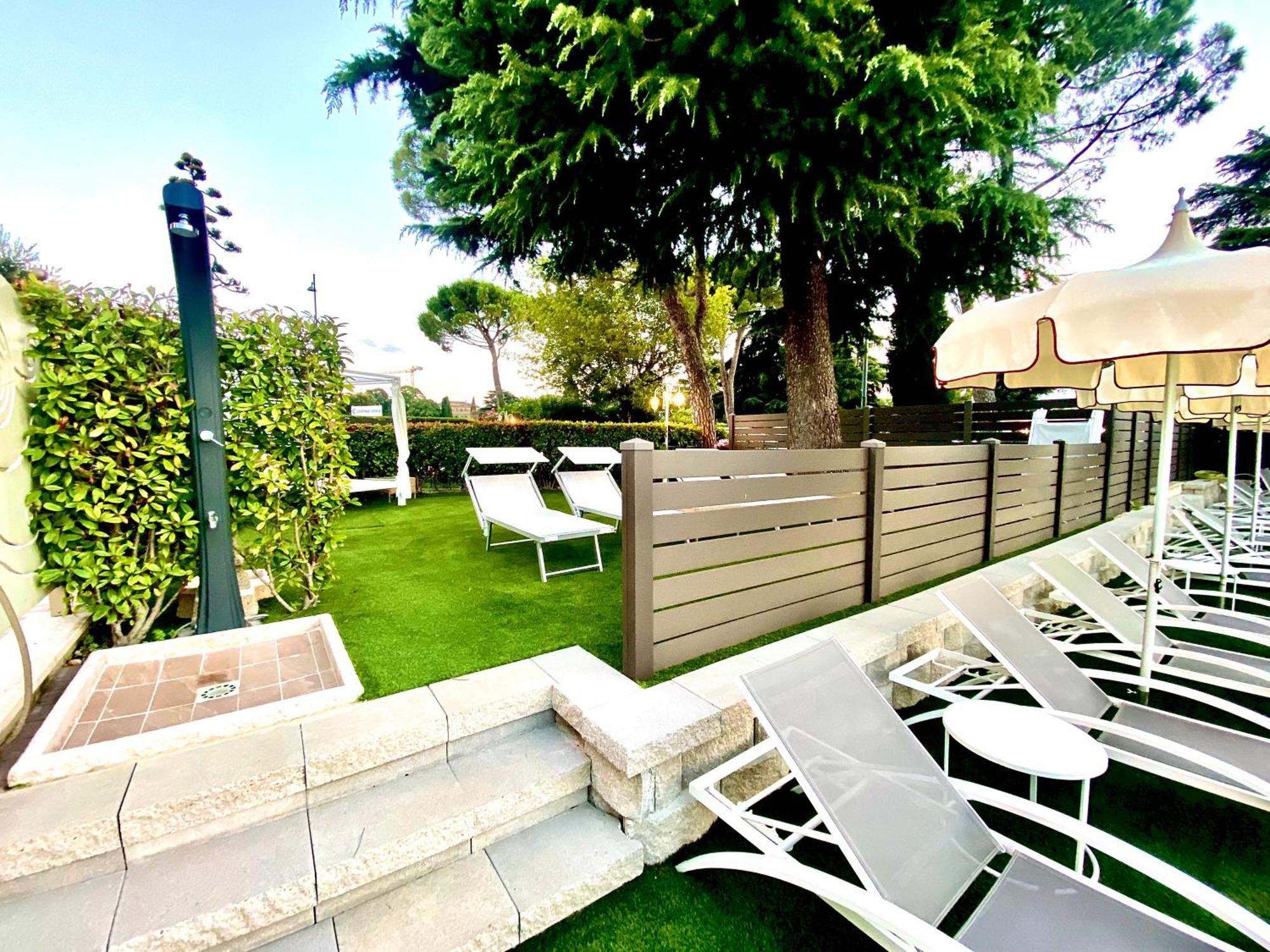 Hotel Aquila D'Oro Desenzano เดเซนซาโนเดลการ์ดา ภายนอก รูปภาพ