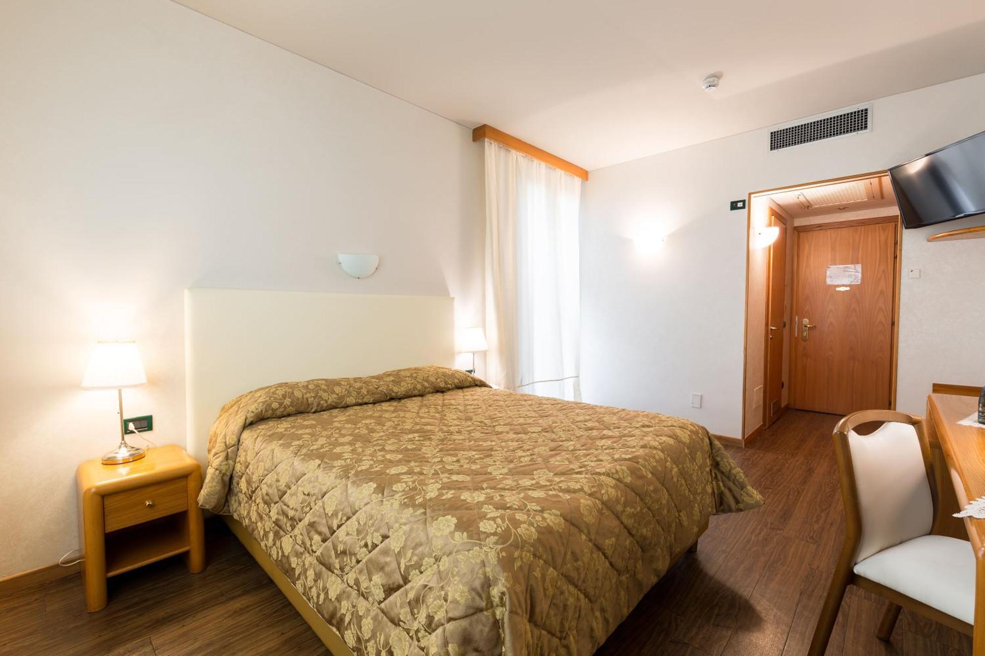 Hotel Aquila D'Oro Desenzano เดเซนซาโนเดลการ์ดา ภายนอก รูปภาพ