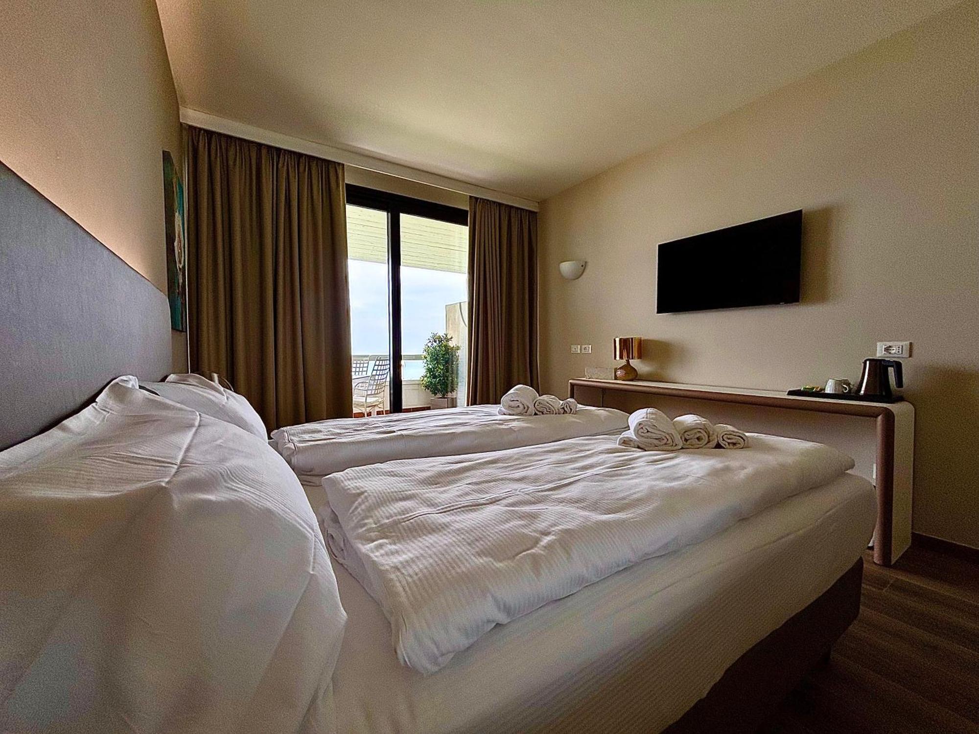 Hotel Aquila D'Oro Desenzano เดเซนซาโนเดลการ์ดา ภายนอก รูปภาพ