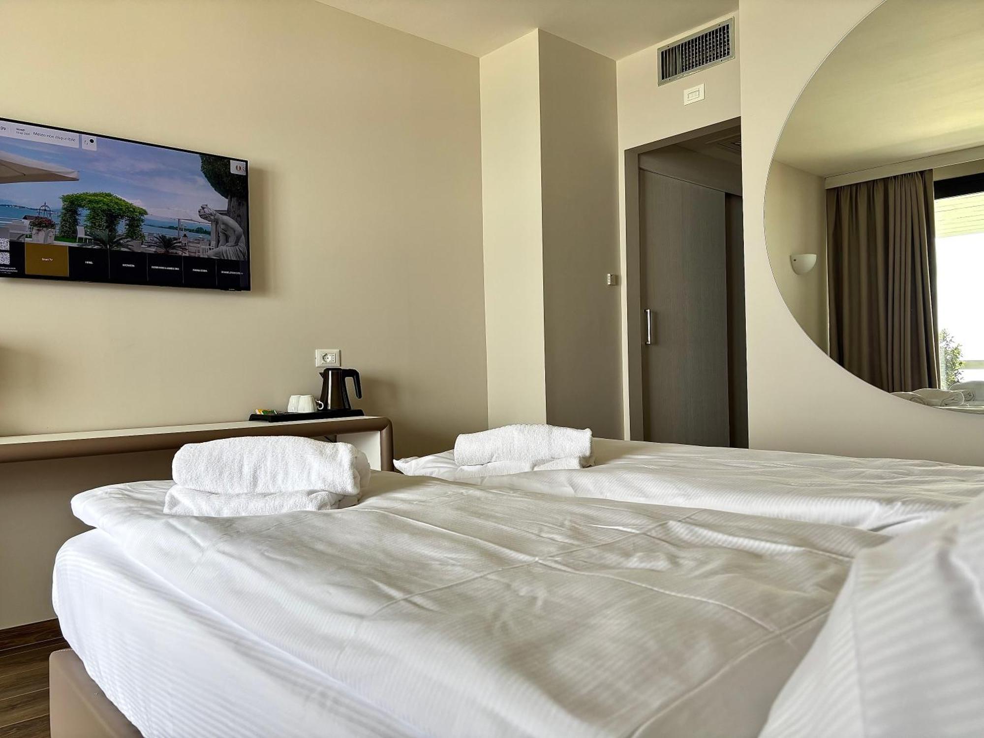Hotel Aquila D'Oro Desenzano เดเซนซาโนเดลการ์ดา ภายนอก รูปภาพ