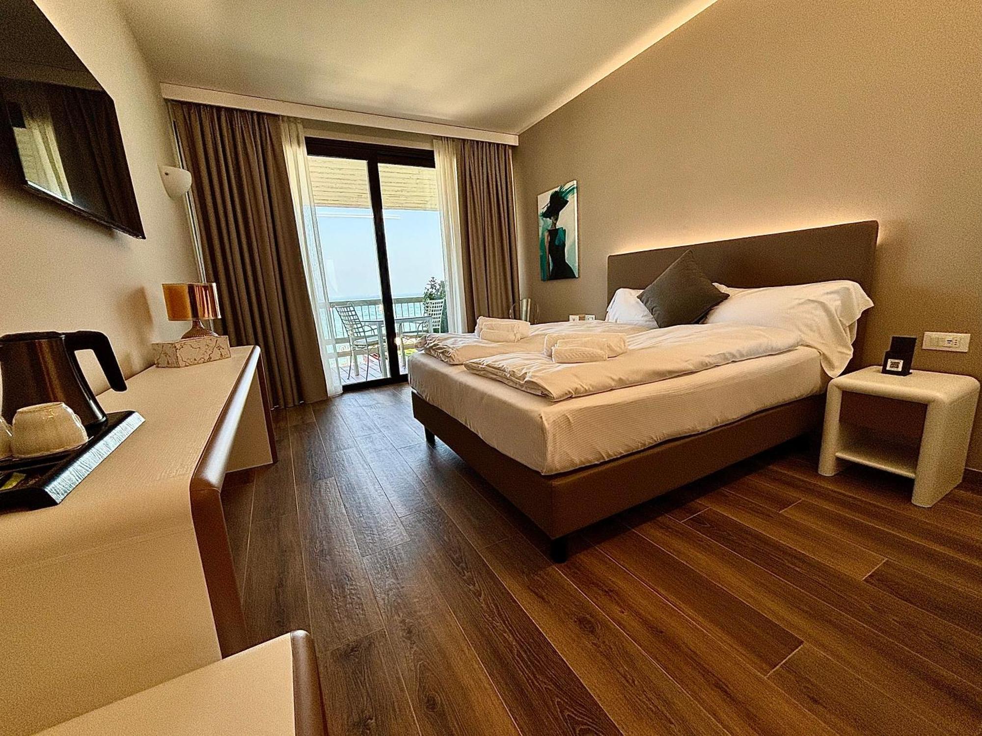 Hotel Aquila D'Oro Desenzano เดเซนซาโนเดลการ์ดา ภายนอก รูปภาพ