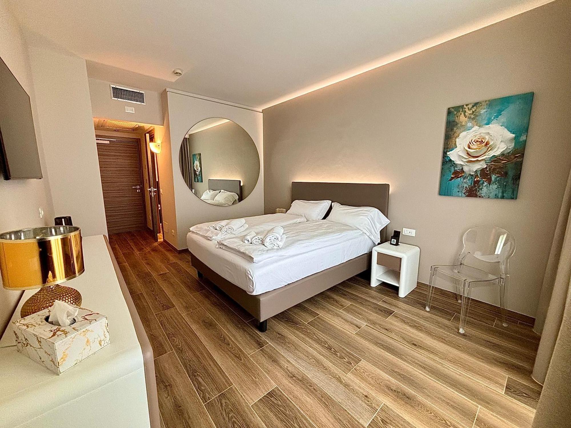 Hotel Aquila D'Oro Desenzano เดเซนซาโนเดลการ์ดา ภายนอก รูปภาพ